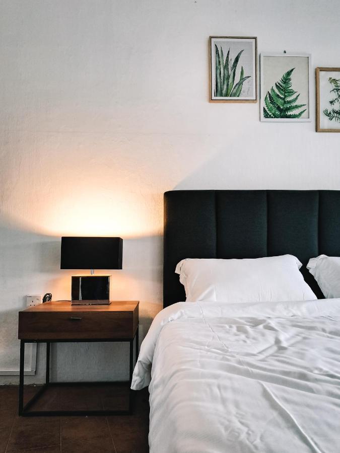 111 Hutton Lane Hostel Джордж Таун Екстериор снимка