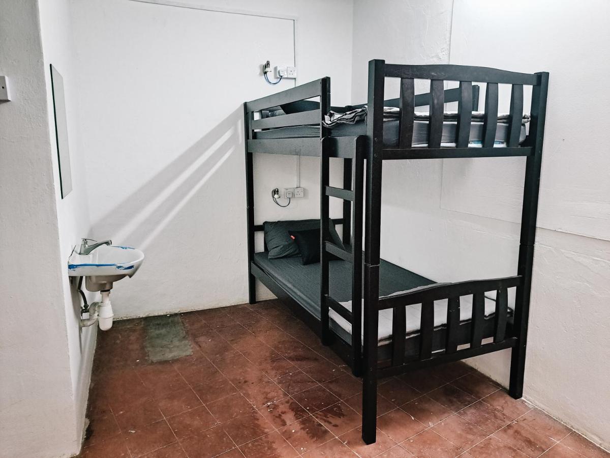 111 Hutton Lane Hostel Джордж Таун Екстериор снимка
