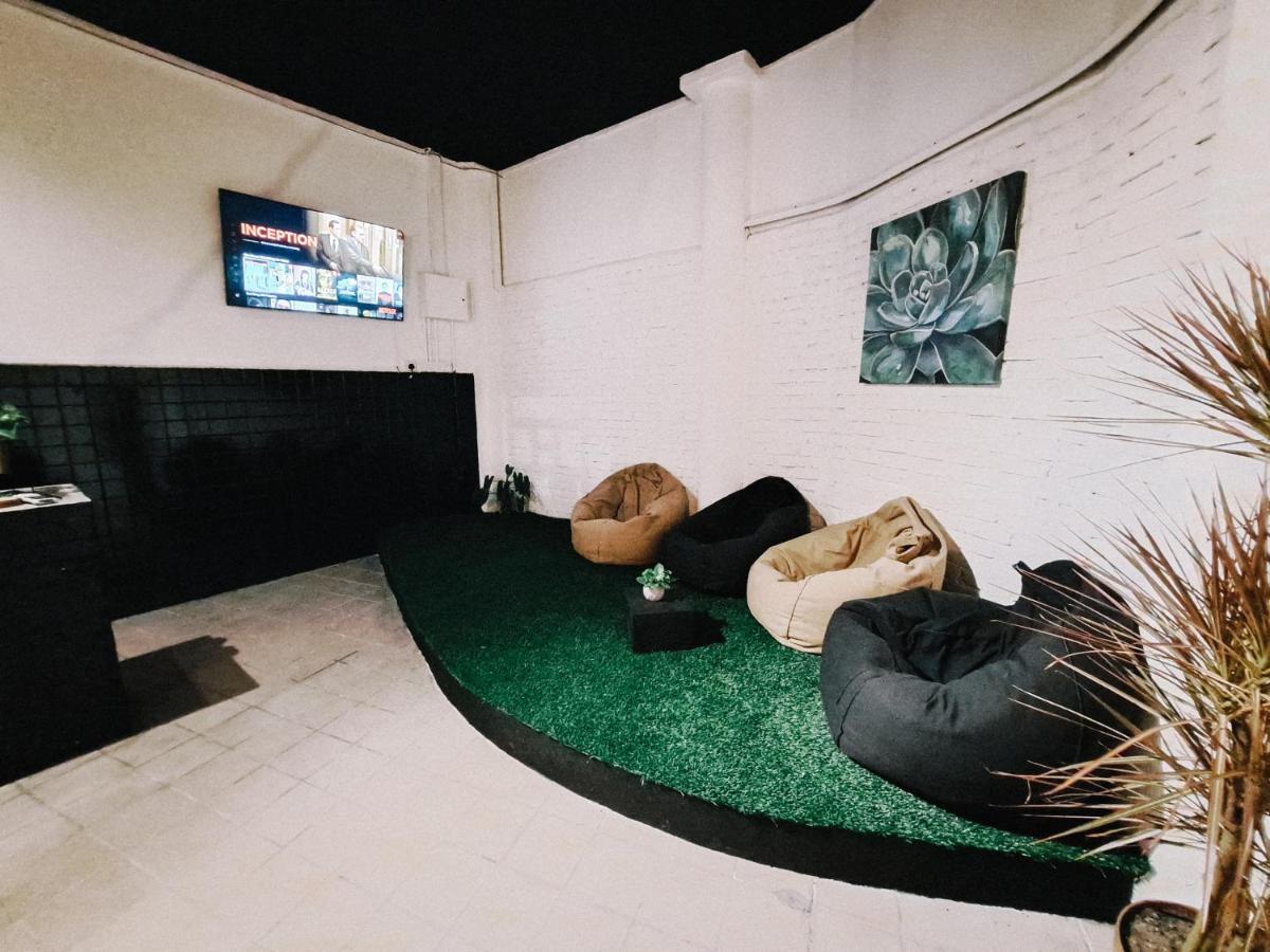 111 Hutton Lane Hostel Джордж Таун Екстериор снимка