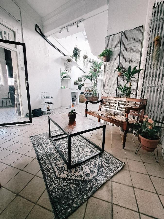 111 Hutton Lane Hostel Джордж Таун Екстериор снимка