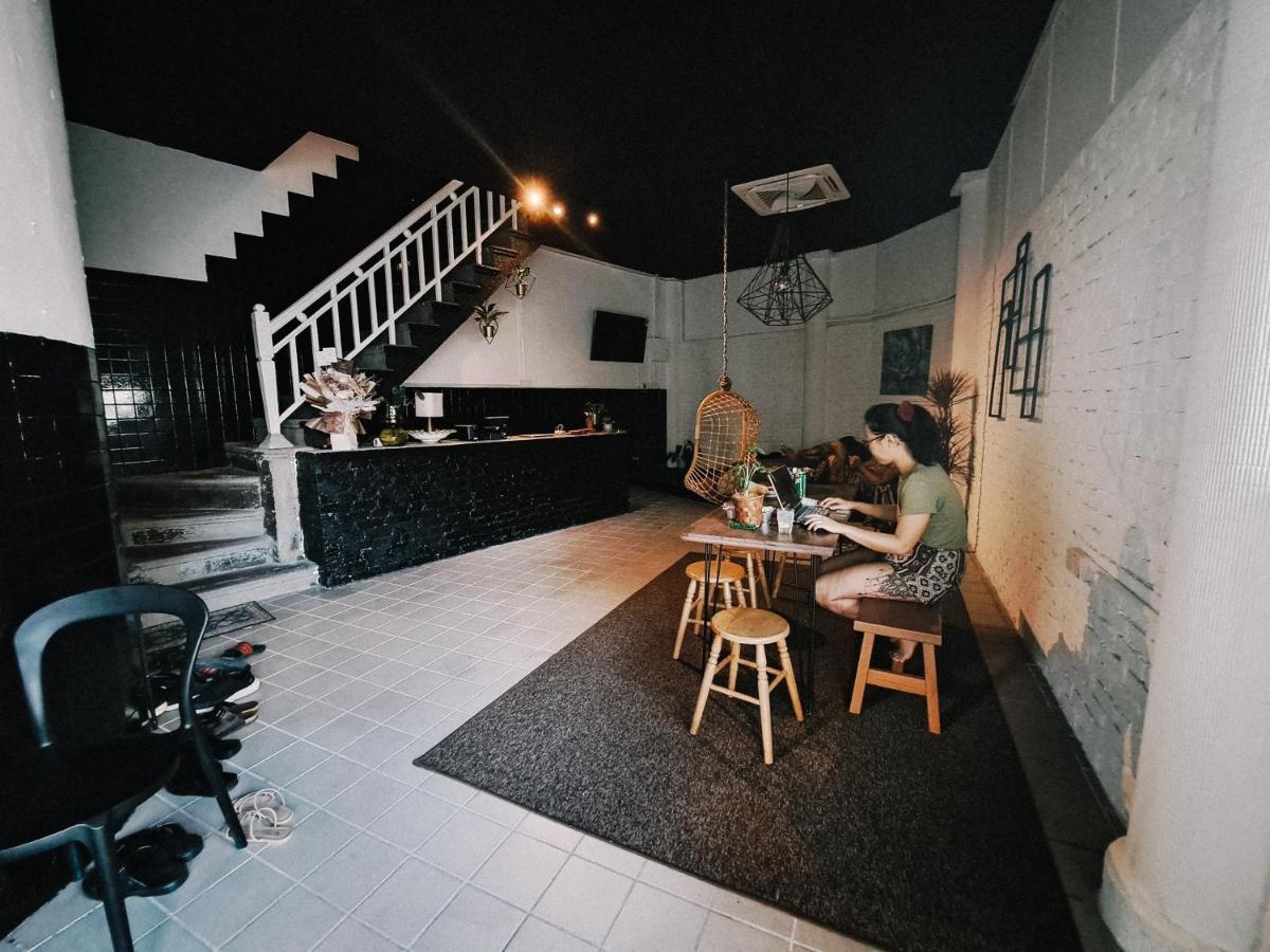 111 Hutton Lane Hostel Джордж Таун Екстериор снимка
